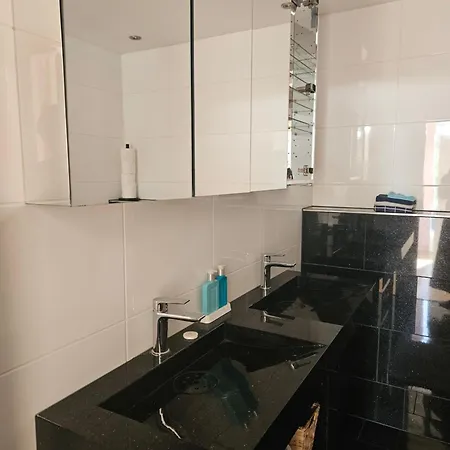 Lil Amsterdam Topfloor A Ensuite With Balcony Habitación en casa particular